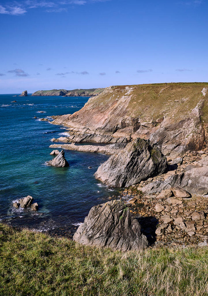 Skomer Adası 'na doğru Pembrokeshire Sahil Yolu' ndan görünüm - Fotoğraf, Görsel