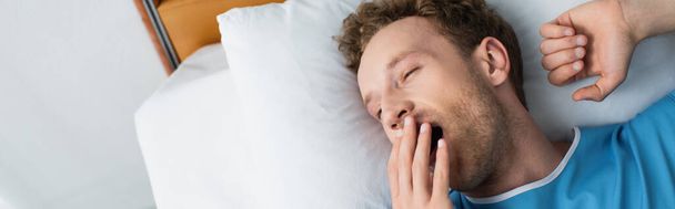 vista superior do paciente bocejando enquanto deitado na cama do hospital, banner - Foto, Imagem