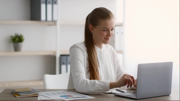 Щаслива бізнес-леді розслабляється на робочому місці після закінчення роботи з ноутбуком в офісі
 - Кадри, відео