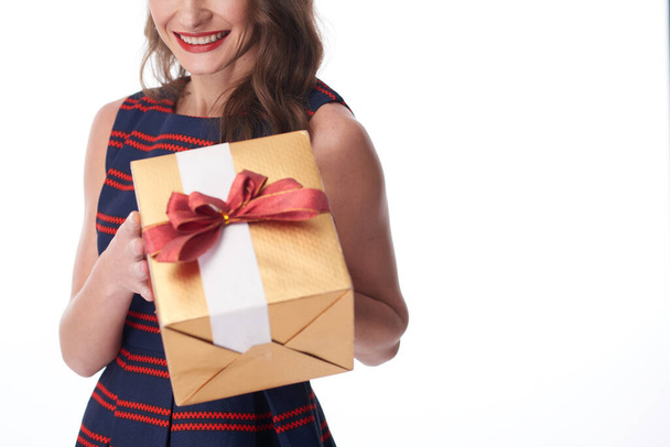 Женщина с новогодним подарком - Фото, изображение
