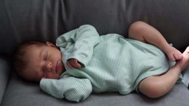 Baby Sleep Noworodka Sen, Mała dziewczynka Śpiąca na krześle Twarz i ręce zbliżenie - Materiał filmowy, wideo