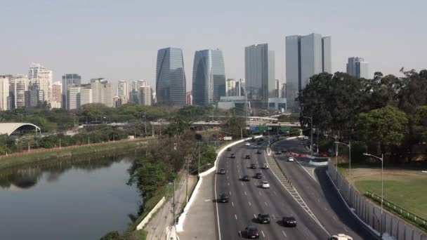 Město Sao Paulo Brazílie. Marginal Pinheiros Avenue a Pinheiros River.  - Záběry, video