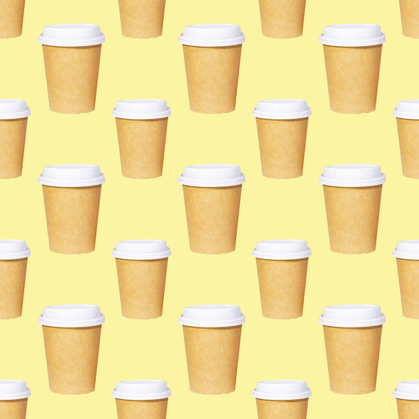 Una gran cantidad de papel eco taza con café para ir sobre fondo naranja, Comida rápida, Patrón sin costuras. - Foto, imagen