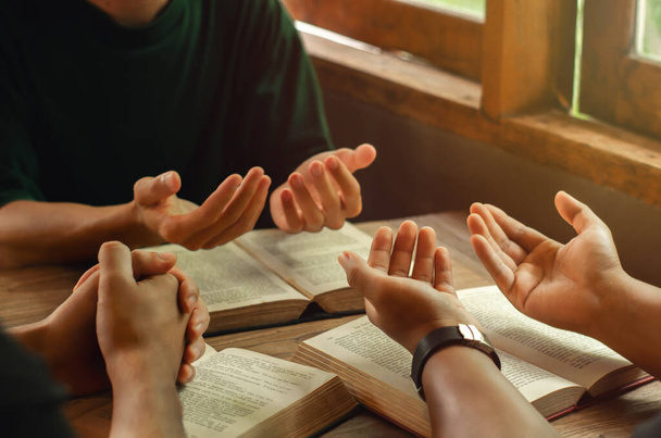 Молодые христиане объединяются в молитве и ищут благословений от Бога. Читая Библию и делясь Евангелием через подоконник - Фото, изображение