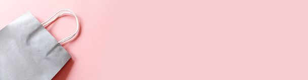 Просто мінімальний дизайн сумки для покупок ізольований на рожевому пастельному тлі. Інтернет або торговий центр концепція шопоголіка. Чорна п'ятниця Різдвяний сезон продаж. Плоский простір копіювання зверху макет
 - Фото, зображення