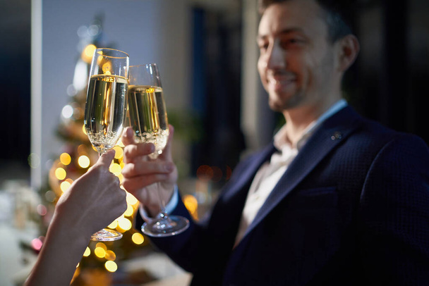 Caucasian man celebrating new year with wife at home - Foto, Imagem
