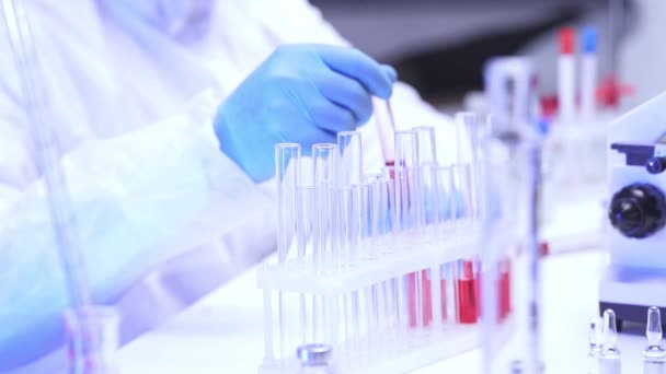 Άποψη των επιστημόνων που εργάζονται με αίμα και δοκιμαστικούς σωλήνες στο εργαστήριο  - Πλάνα, βίντεο