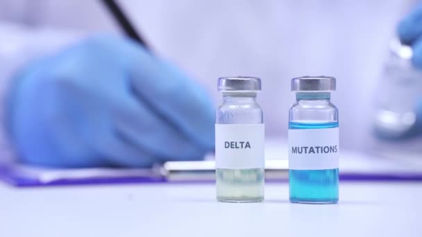 Vista cultivada de vacinas com delta e mutações lettering perto do cientista  - Filmagem, Vídeo