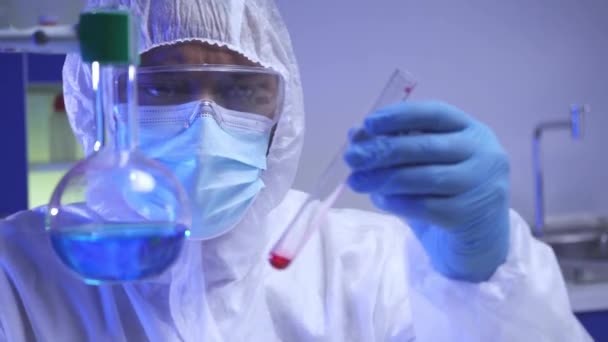 Indický vědec pracující se zkumavkou a baňkou v laboratoři  - Záběry, video