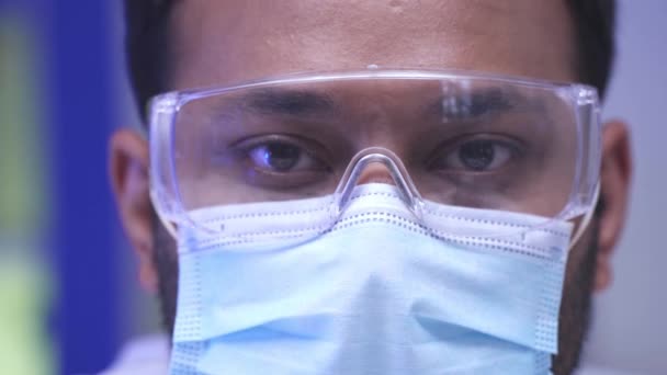 Indischer Wissenschaftler legt Schutzbrille im Labor ab  - Filmmaterial, Video