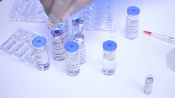 Обрезанный взгляд на ученого, принимающего коронавирусную вакцину в лаборатории  - Кадры, видео