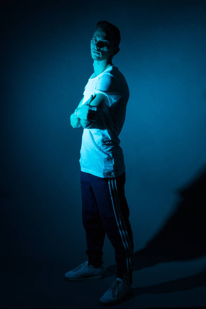 Портрет спортсмена спереду у костюмі на сірому студійному фоні. Портрет спортсмена після вправ у білій футболці
 - Фото, зображення