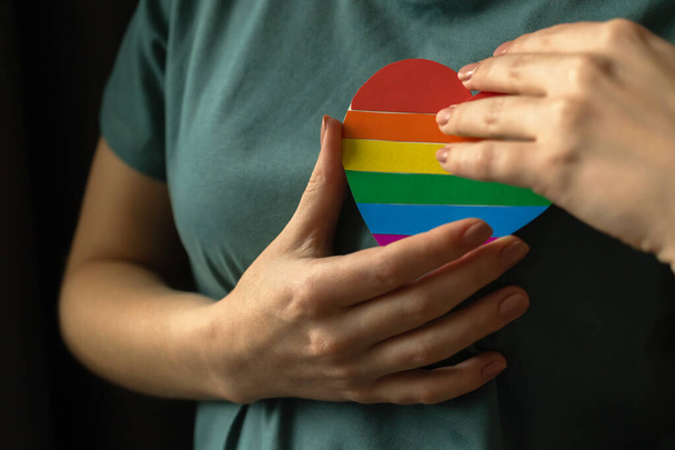 Manos con corazón de arco iris LGBT. Foto conceptual de personas LGBTQ, orgullo gay, derechos LGBT - Foto, imagen