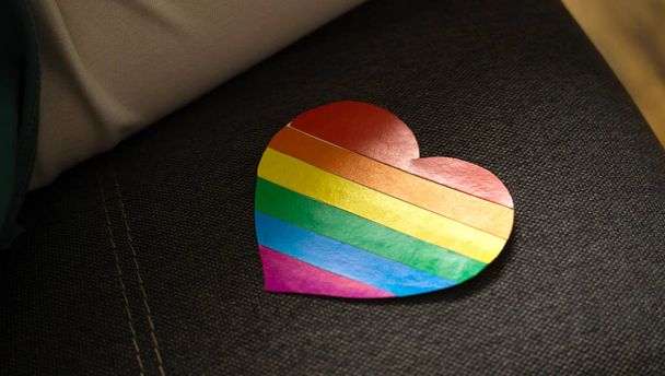 Tęczowe zbliżenie serca LGBT. Zdjęcie symbolu LGBTQ - Zdjęcie, obraz