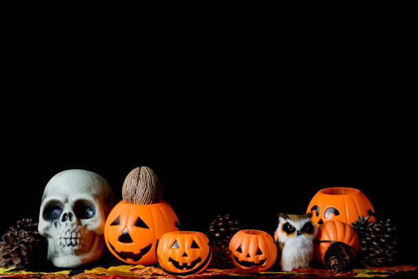 Crâne humain Halloween, citrouilles Halloween sur une vieille table en bois devant fond noir avec espace libre pour le texte. Des concepts d'Halloween. Joyeuses fêtes d'Halloween. - Photo, image