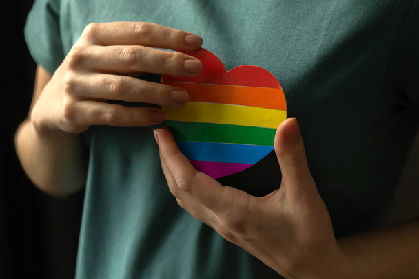 Manos con corazón de arco iris. LGBT y LGBTQ Precio mes fondo. Concepto de homosexualidad y tolerancia foto - Foto, imagen
