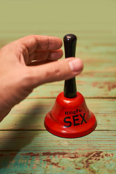 Lustige Glocke "Klingeln für Sex", sexueller Witz, Falschmeldung - Foto, Bild