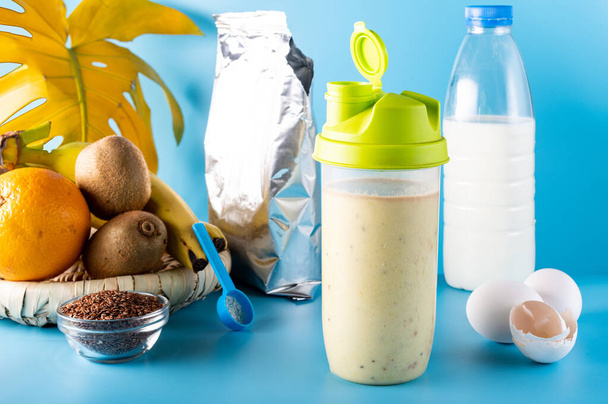 Protéines en poudre et fruits. Emballage de protéines et de lait. Produits laitiers. Boisson protéinée dans un shaker. - Photo, image