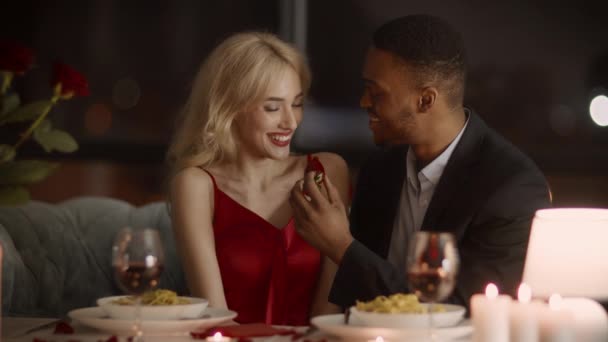 chłopak karmienie dziewczyna z truskawka Flirting korzystając z daty w restauracji - Materiał filmowy, wideo
