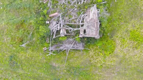 Sporen van een verwoest houten gebouw - Video