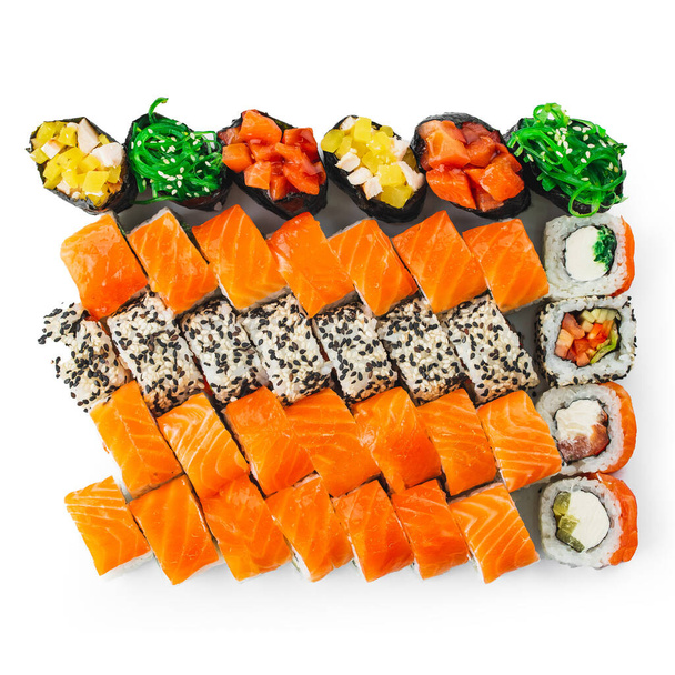 primer plano del conjunto de sushi aislado sobre fondo blanco - Foto, Imagen