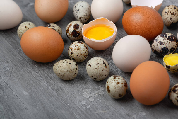 Κοτόπουλο και ορτύκια αυγά στο ξύλινο τραπέζι - Φωτογραφία, εικόνα