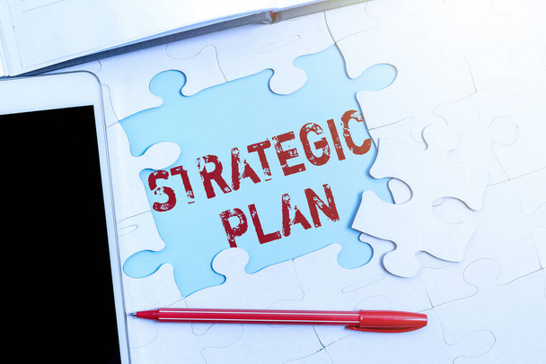 Pisanie tekstu Planu Strategicznego. Przegląd biznesu Proces definiowania strategii i podejmowania decyzji Budowanie niedokończony biały wzór układanki z brakującym ostatnim kawałkiem - Zdjęcie, obraz