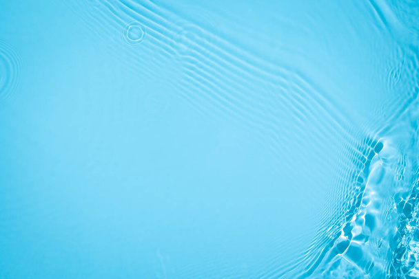 прозора блакитна кольорова прозора текстура спокійної поверхні води
  - Фото, зображення