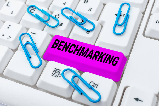 Vertailuanalyysi (benchmarking). Business idea arvioida jotain verrattuna standardin tai tulokset Publishing Typewritten Documents Online, Kirjoittaminen Pitkäaikainen sopimus - Valokuva, kuva