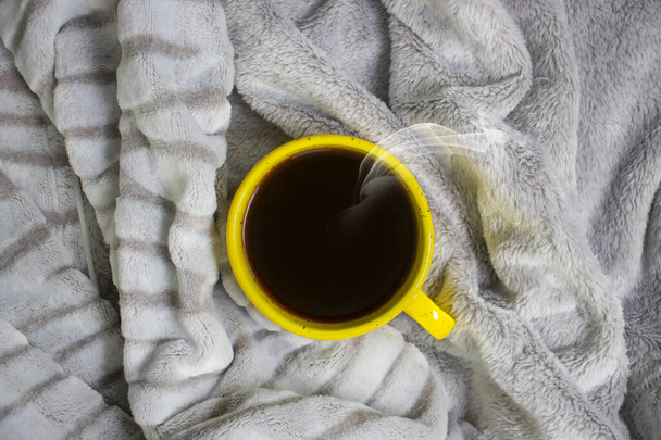 kopje koffie op een warme deken - Foto, afbeelding
