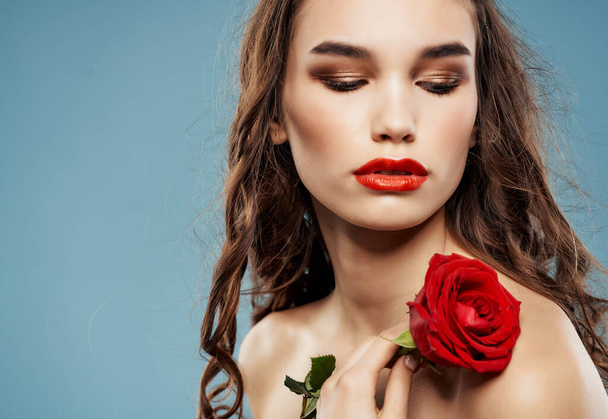 Frau attraktiv aussehen Rose Blume Luxus blau Hintergrund - Foto, Bild