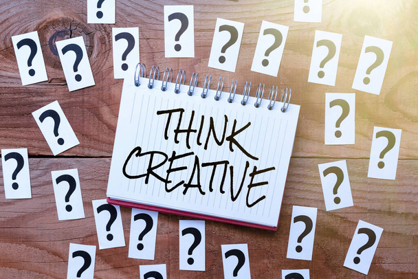 Handschriftliches Zeichen Think Creative. Unternehmensübersicht Die Fähigkeit, Muster wahrzunehmen, die nicht offensichtlich sind Brainstorming Neue Ideen und Inspiration für Lösungen Durchbruchsprobleme - Foto, Bild