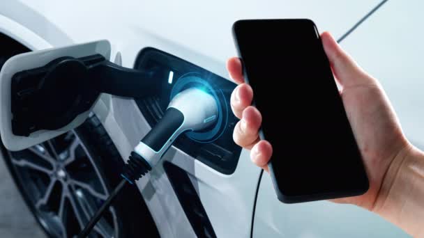 EV nabíjecí stanice pro elektromobil se statusem mobilní aplikace - Záběry, video