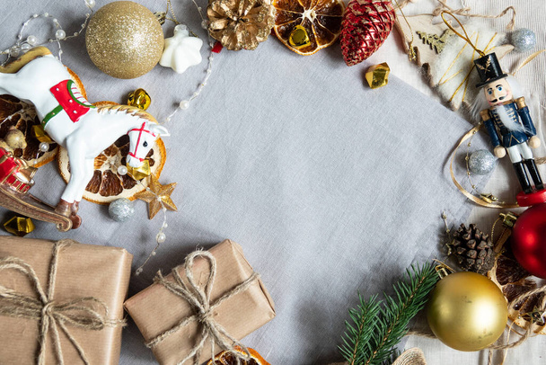 Vánoční prostírání s pásem karet a Vánoční dekorace - Fotografie, Obrázek