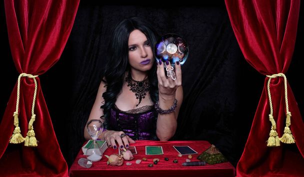 Psychic mit Kristallkugel und Tarotkarten mit rotem Samt Vorhänge - Foto, Bild
