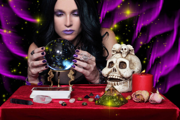 Femme Psychic avec boule de cristal et cartes de tarot, Peu profonde DOF - Photo, image
