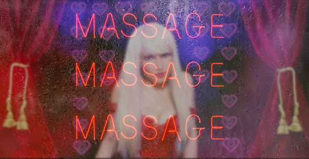 Neonowy masaż Zarejestruj się z Sexy Woman w tle. Deszczowe okno obraz - Zdjęcie, obraz