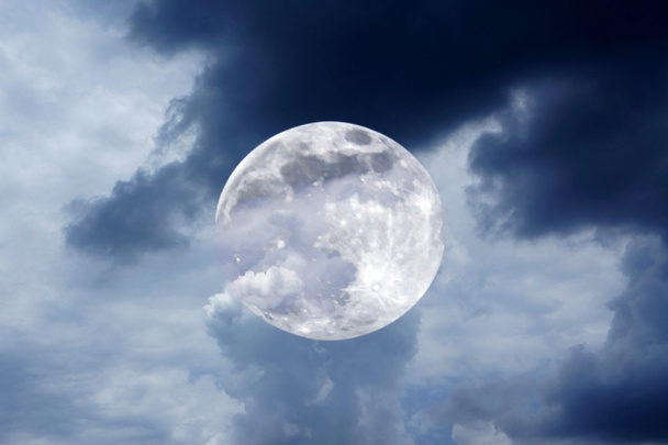 nocne niebo z księżyca i chmura - Zdjęcie, obraz