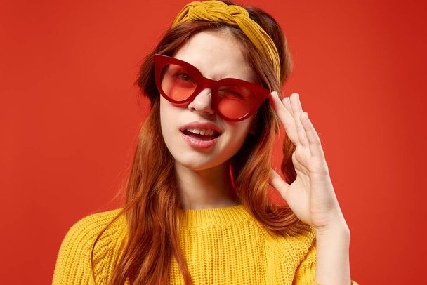 iloinen nainen keltainen otsanauha punaiset lasit muoti hipster retro - Valokuva, kuva