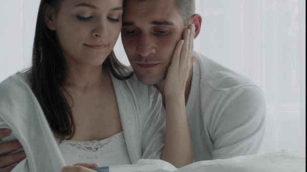 Meddőségi probléma. Feldúlt fiatal pár, akik negatív terhességi teszteredményt látnak - Felvétel, videó