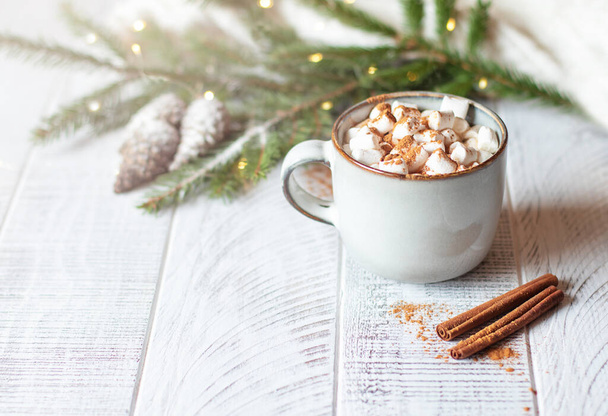 Fondo de higo de invierno con cacao, malvavisco, canela, bayas rojas y luces de Navidad.  - Foto, Imagen