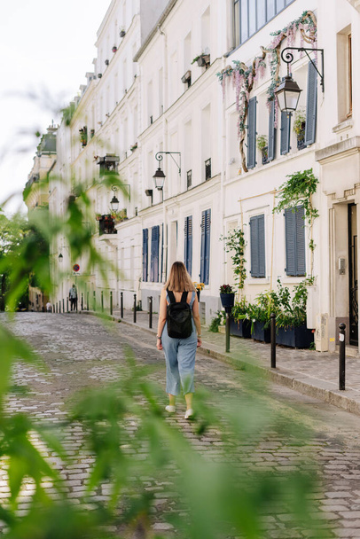 Turista con uno zaino passeggiando per le strade di Parigi, Francia - Foto, immagini