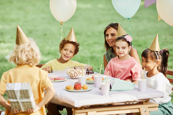 Dzieci korzystające urodziny w lecie - Zdjęcie, obraz