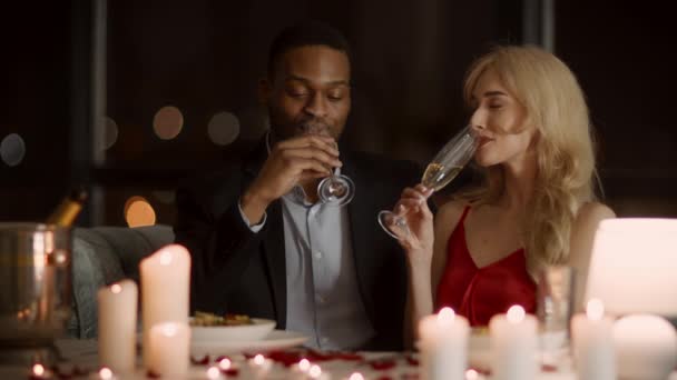 Diverse pár pití šumivé víno těší romantické rande v restauraci - Záběry, video