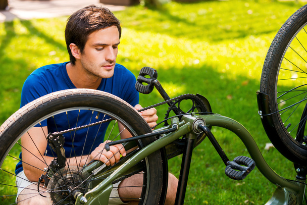 Man repairing his bike. - Foto, immagini