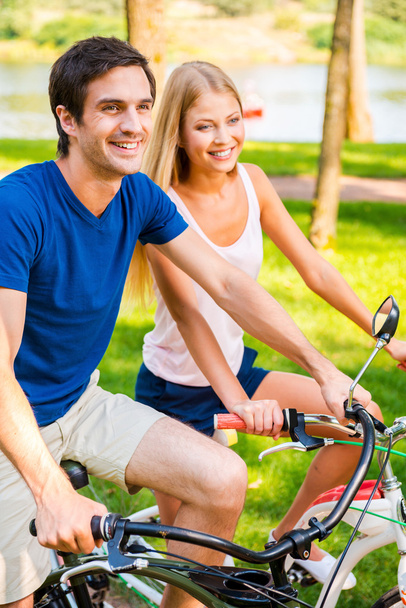 Casal andando de bicicleta no parque
 - Foto, Imagem