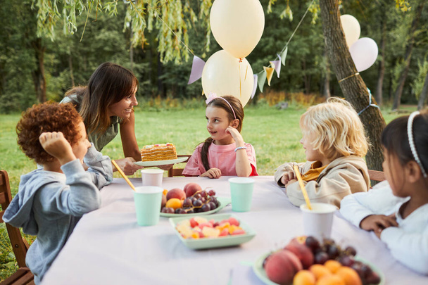 Παιδιά στο τραπέζι στο πάρτι γενεθλίων - Φωτογραφία, εικόνα