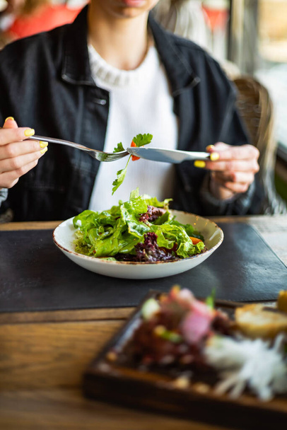 woman eating salad in the restaurant - Foto, Bild