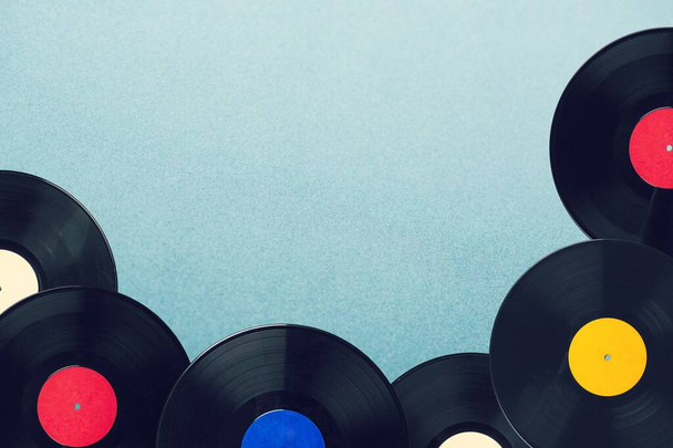 Multi colored vinyl records on a background. Retro or music concept - Foto, afbeelding