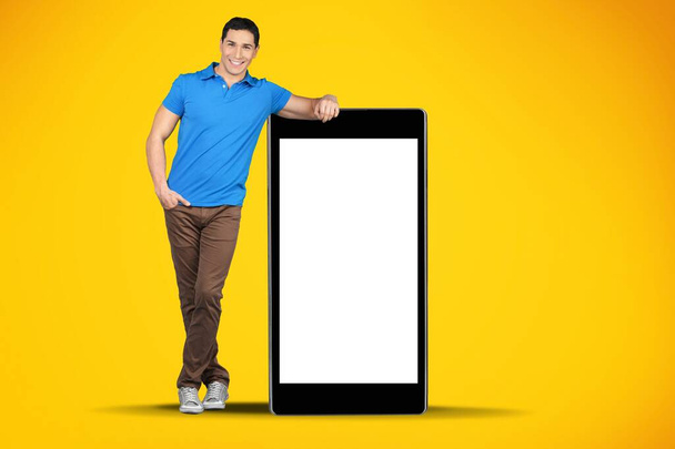 Захоплений чоловік з великим смартфоном з порожнім білим екраном і жестом знак
, - Фото, зображення